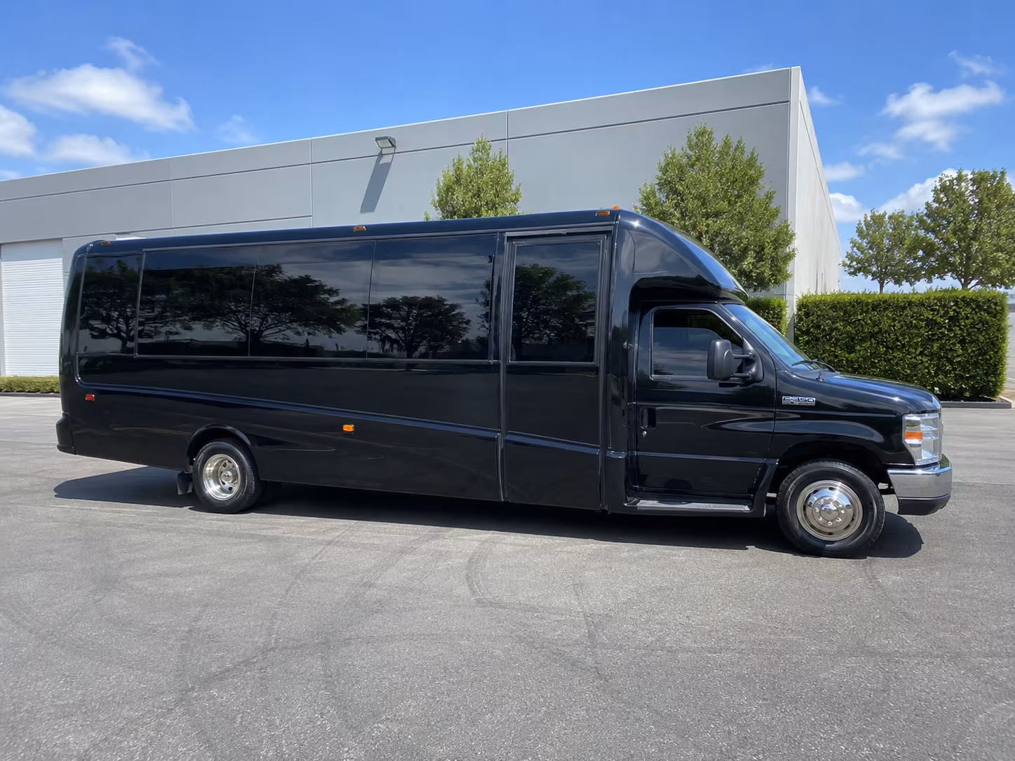 corporate and group wine tour buses from hawthorne