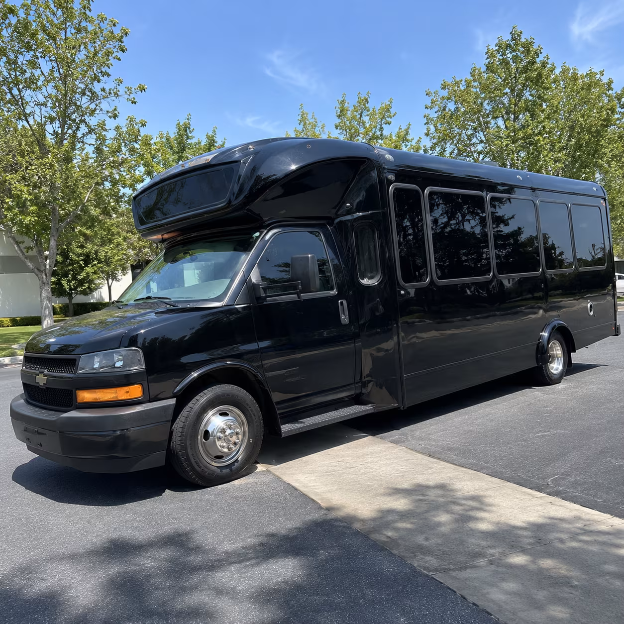 hawthorne 15 passenger party bus